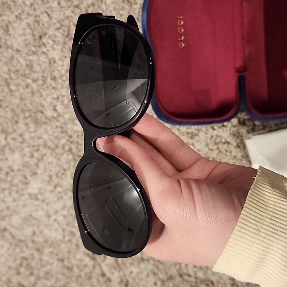 Gucci Sunglass with case - Picture 3 of 5